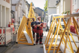 Mitarbeiter montieren den Baukran auf der Clemensstraße in Krefeld-Fischeln